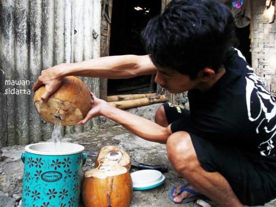 Setelah dimanfaatkan airnya untuk minuman yang menyegarkan sekaligus memulihkan stamina, batok dan sabut kelapa muda tadi bisa dijadikan bahan bakar (dok.pri)