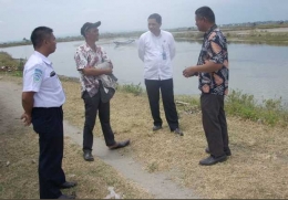 Kepala BBBMKG Wilayah IV Berdiskusi dengan Pembudidaya Ikan di Desa Waetuo Pinrang