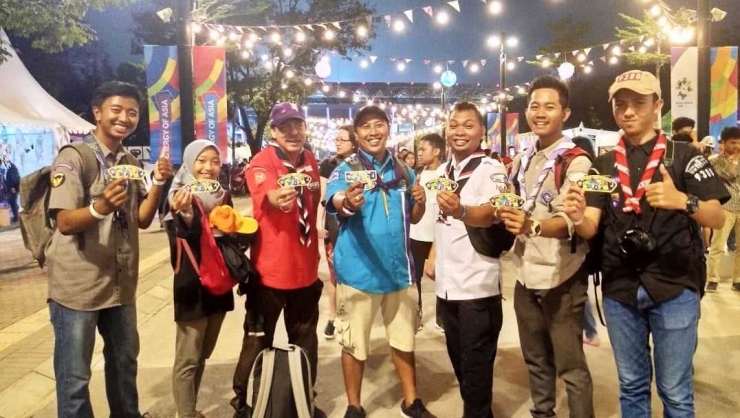 Sebagian anggota Indonesia Scout Journalist dengan badge kenang-kenangan Asian Games 2018. (Foto: ISJ)