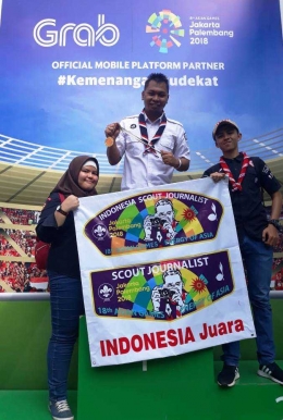 Foto dengan banner Indonesia Scout Journalist di area Gelora Bung Karno. (Foto: ISJ)