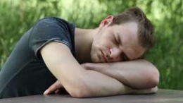 (Sumber: https://www.videoblocks.com/video/exhausted-young-guy-asleep-after-rough-day-sleeping-on-a-wood-table-nature-area-rtjppif4liwsurdrw)