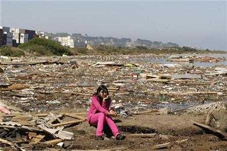 Seorang gadis duduk di antara puing-puing yang ditinggalkan oleh gempa bumi besar dan tsunami berikutnya di Llolleo, 3 Maret 2010 (Sumber: REUTERS/Eliseo Fernandez)