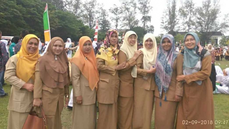 Dewan Guru Sekolah SMPN 2 Banda Aceh berfoto bersama seusai mengikuti upacara dalam Peringatan Hari Pendidikan Daerah (Hardikda) ke 59 di lapangan Tugu Unsyiah Darussalam, Minggu (2/9)/Foto: Yusra