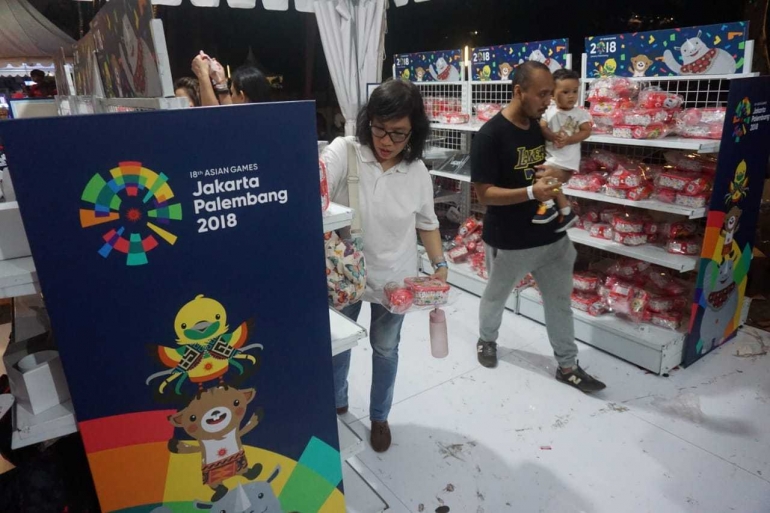 Berbagai souvenir Asian Games juga tersedia selain di Super Store (Dokumentasi Pribadi)