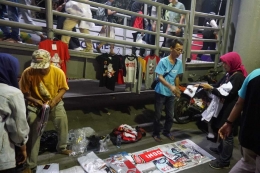 Keramaian pengunjung Asian Fest dimanfaatkan pedagang dadakan yang berjualan di luar area acara (Dokumentasi Pribadi)