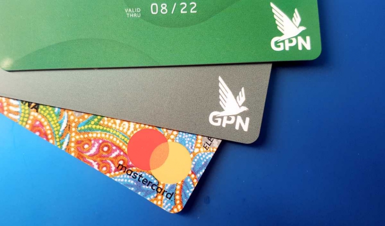 Perbandingan kartu debit berlogo GPN dengan kartu debit berlogo Mastercard (dok. pri).
