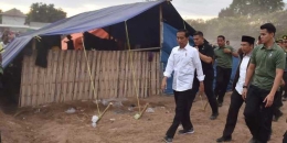 Jokowi di lokasi gempa Lombok/Merdeka.com