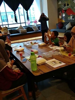 Tim bunda Fani menyiapkan bahan Bento di meja meja
