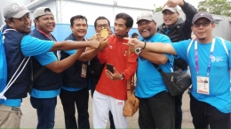 Mbah Pras dan kru, bersama pelatih timnas sepak takraw: Arsy Syam