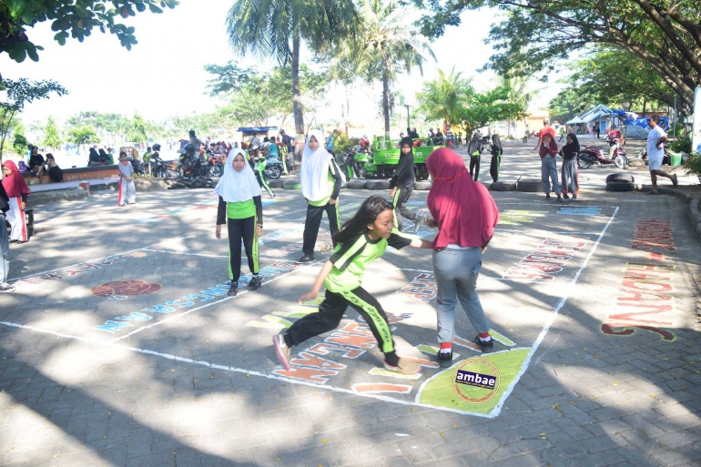 Anak-anak bermain Hadang-hadang di Taman Bermain dan Olah Raga Anak Kabupaten Bantaeng (02/09/2018).