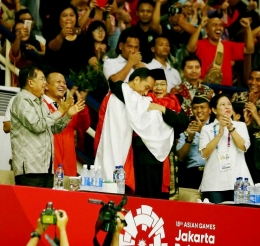 Calon Presiden 2019 saling bepelukan usai menonton laga pertandingan Pencak Silat Asian Games 2018