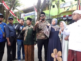 Dengan senyum penuh semangat, rombongan anggota DPRD Kota Malang yang terlibat korupsi dilepas keluarganya sebelum menuju Gedung KPK Jakarta. - Surabaya Post