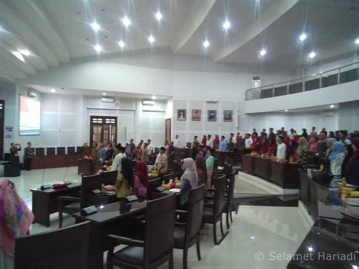 Kegiatan Warga di Ruang Sidang Paripurna DPRD kota Malang (dok.pribadi)