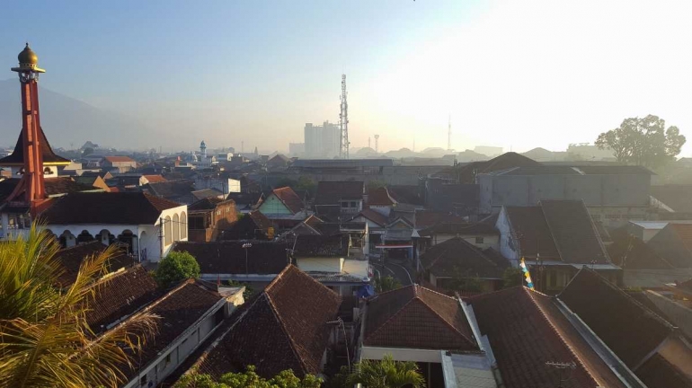 Menikmati wajah Kota Malang di pagi hari dari Hotel Santika Premiere Malang (dok. pri).