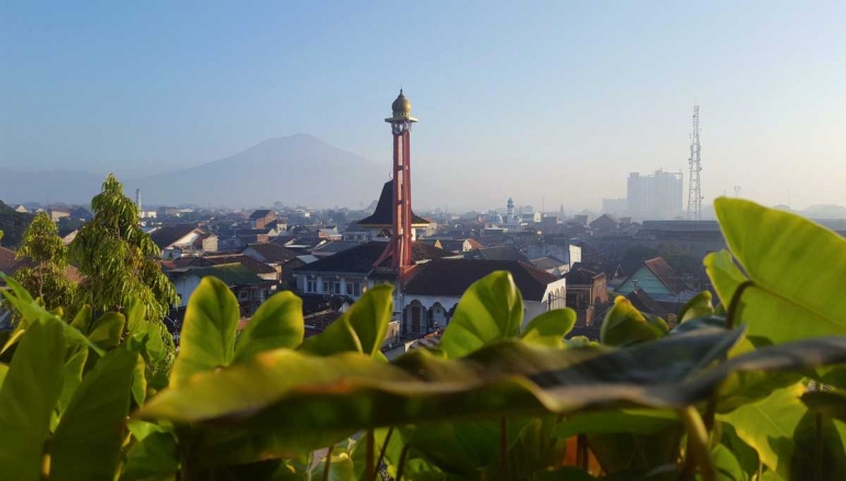 Pemandangan dari koridor lantai 5 Hotel Santika Premiere Malang (dok. pri).