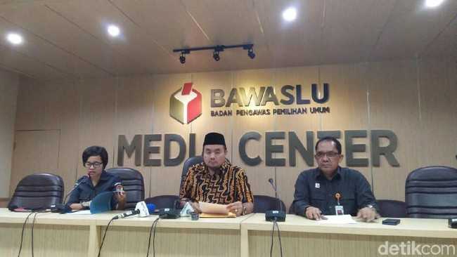 Koordinator Divisi Pengawasan dan Sosialisasi Bawaslu Republik Indonesia, Mochammad Afifuddin (tengah). Nur Azizah Rizki (detikcom) 