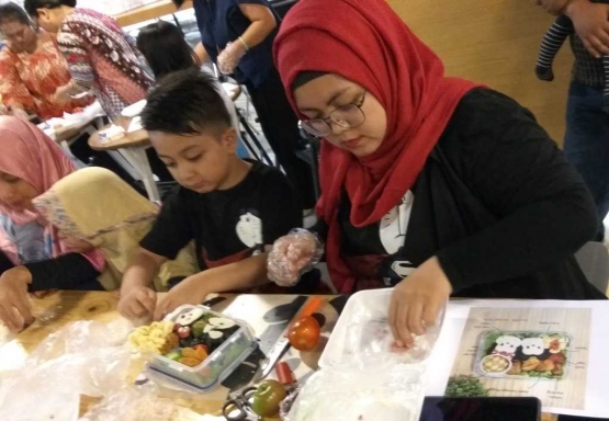 Ibu menyiapkan bento dibantu buah hati. (dok.ladiesiana)