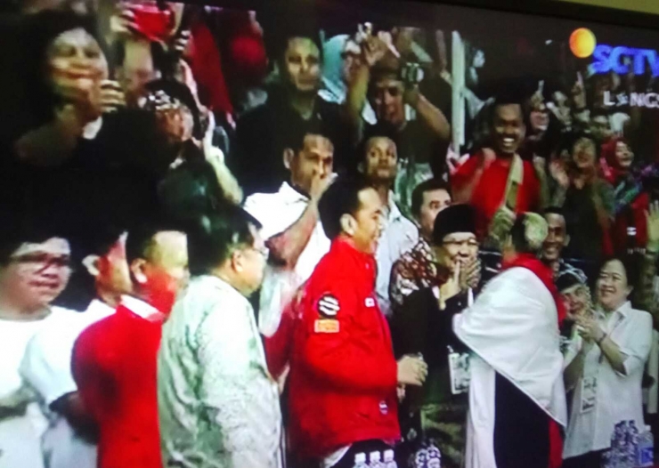 Moment menjelang terjadinya pelukan bersejarah di arena Pencak Silat Asia Games XVIII diambil dari tayangan SCTV (dokpri) 