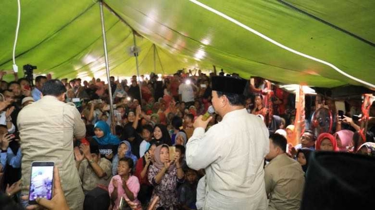 Prabowo Subianto bercengkrama dengan korban Gempa Lombok NTB (Rabu, 5/9/2018)
