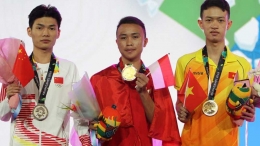 Pemain Indonesia, Sumarandak Ridel alias BenZerRidel (tengah), berfoto saat penyerahan medali nomor Clash Royale eSport Asian Games 2018 (ANTARA FOTO)