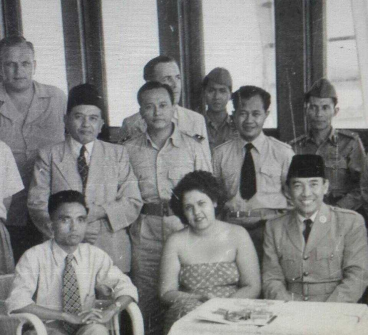Ayah saya duduk paling kiri berfoto bareng Bung Karno. Dok: Keluarga