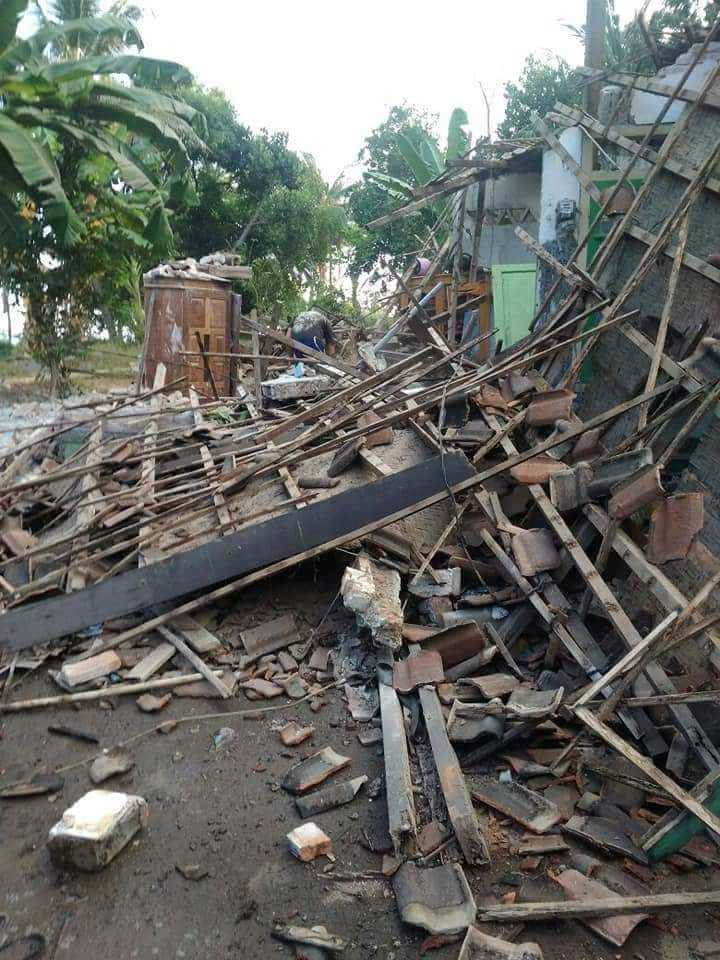 salah satu rumah yang terdampak oleh gempa di lombok -- express.co.uk