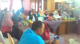 Para perajin dan petugas sosial yang hadir dalam acara tatap muka berkaitan dengan peningkatan usaha rumah tangga di Kabupaten Solok. (DOK. PRIBADI)