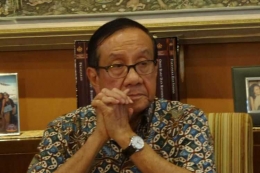 Wakil Ketua Dewan Kehormatan Partai Golkar, Akbar Tandjung di kediamannya di Purnawarman, Kebayoran Baru, Jakarta Selatan, Minggu (23/7/2017).