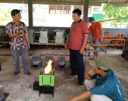 Ir. Hunggul Yudono, SHN, M.Si Menjelaskan secara detail tentang kompor biomassa (Dokumentasi Pribadi)