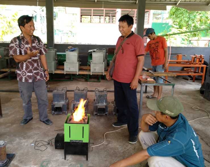 Ir. Hunggul Yudono, SHN, M.Si Menjelaskan secara detail tentang kompor biomassa (Dokumentasi Pribadi)