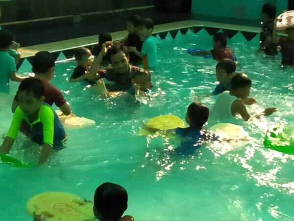 Dokumentasi Pribadi : Mendampingi Anak - anak berenang