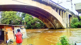 jembatan kereta api buatan belanda diatas sungai Ciliwung di Bukitduri