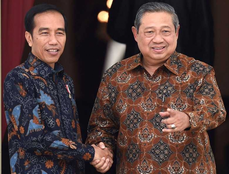 Presiden Joko Widodo dan Presiden RI ke-6 Susilo Bambang Yudhoyono (riaureview.com)