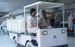 Petugas pengisian air zamzam di Masjidil Haram, Makkah bekerja nonstop 24 jam (Dok Pribadi)