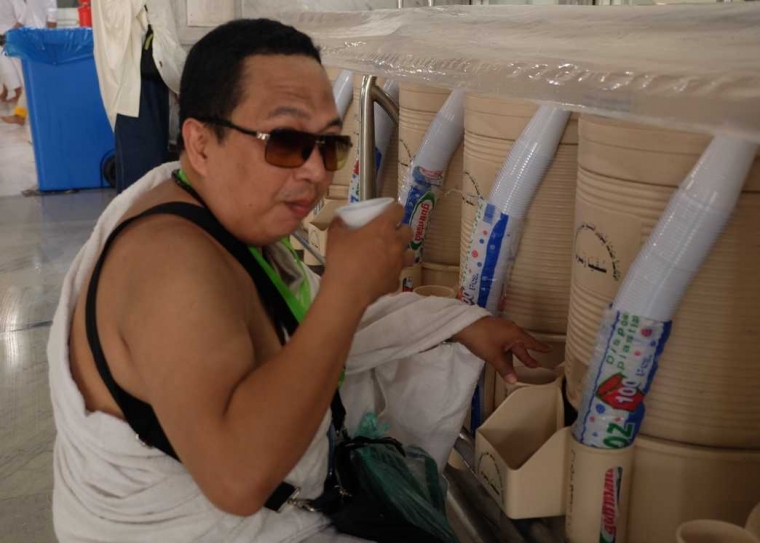 KH. Abdul Azis Pengasuh Ponpes Bahrul Hidayah, Legok-Sidoarjo menikmati air zamzam (Dok Pribadi)