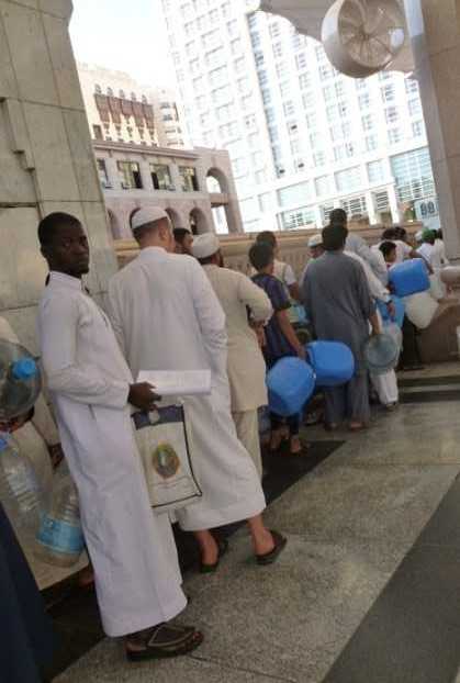 Antre mengisi zamzam di Masjid Nabawi, Medinah (Dok Pribadi)
