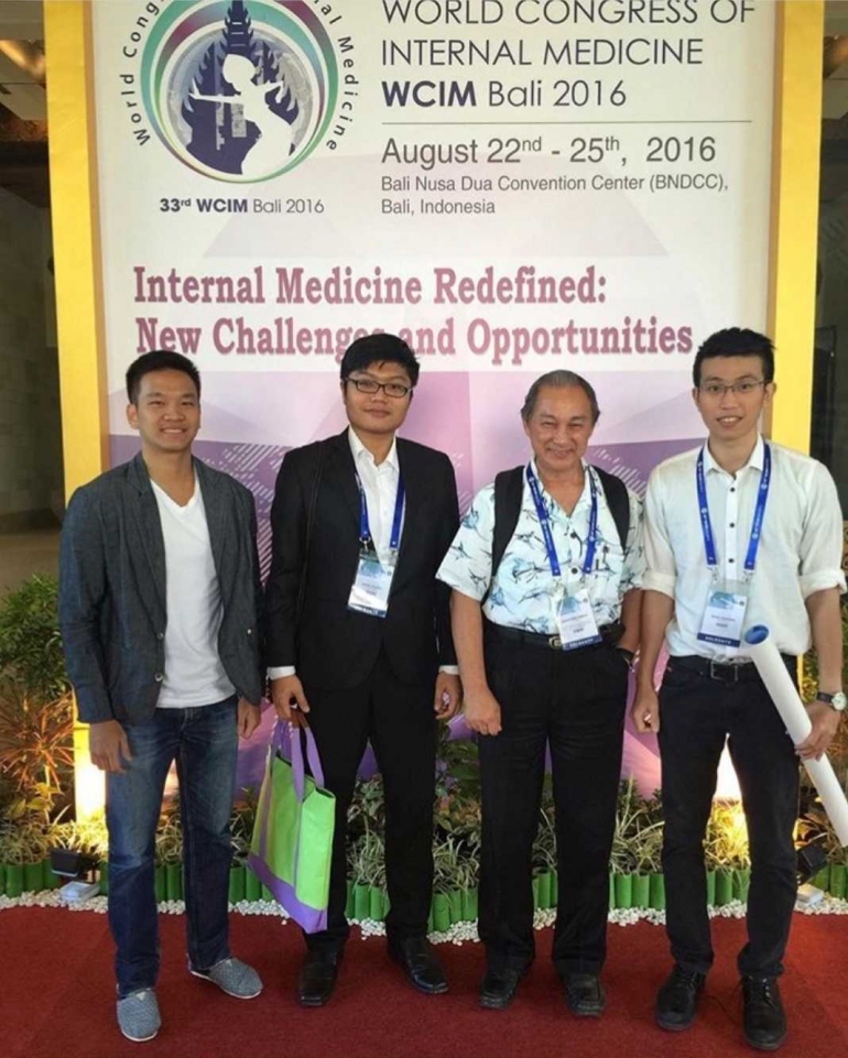 Bersama dr. Timoteus Richard (paling kiri), dr. Eddy setijoso, Sp.PD KGEH (kedua dari kiri), dr. Hendra Koncoro,Sp.PD (paling kanan) di 33rd World conggress of Internal Medicine, Bali