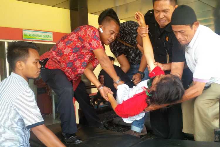 Salah seorang korban tiba di IGD RSUD Palabuhanratu, Sukabumi, Jawa Barat, Sabtu (8/9/2018).