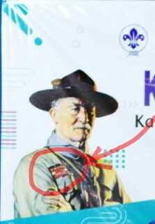 Foto Baden-Powell yang dipasang terbalik, tanda-tanda penghargaan yang seharusnya ada di dada kiri, berubah menjadi di dada kanan. (Foto: ISJ)