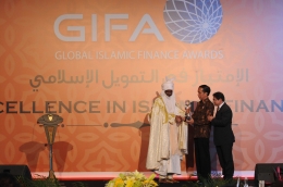 Presiden Jokowi menerima anugerah dalam acara Global Islamic Finance Awards 