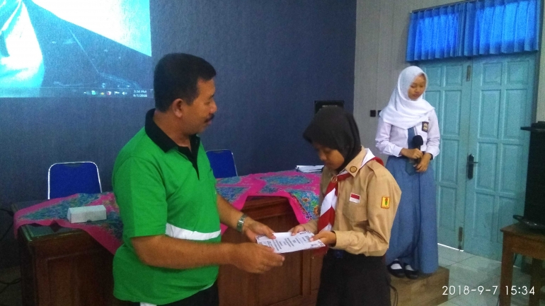 Wakil Kepala Sekolah Bidang Kesiswaan SMA Negeri 4 Purwokerto memberikan sertifikat secara simbolis kepada peserta kejurnalistikan se Banyumas.(Foto:dokpri)
