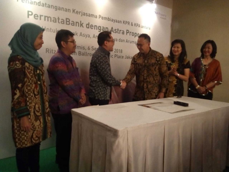 Ridha DM Wirakusumah (kanan) dan Chiang Say Piau (kiri) berjabat tangan dalam Nota Kesepahaman (Foto:Prattemm)