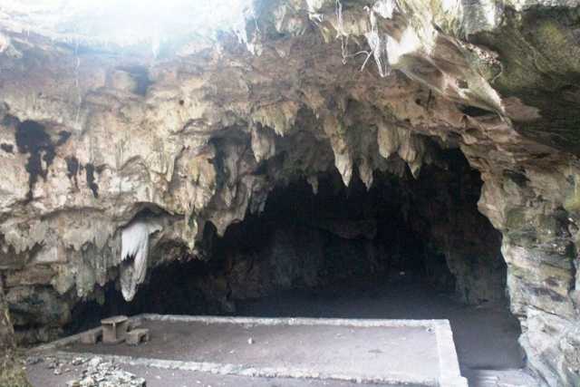 Batur di halaman pertama goa berhiaskan stalagtit