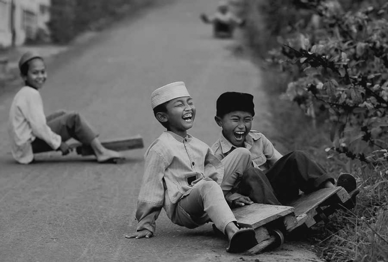 Illustrasi|Anak-anak Indonesia sedang tertawa gembira | Sumber: bugis46.blogspot.com