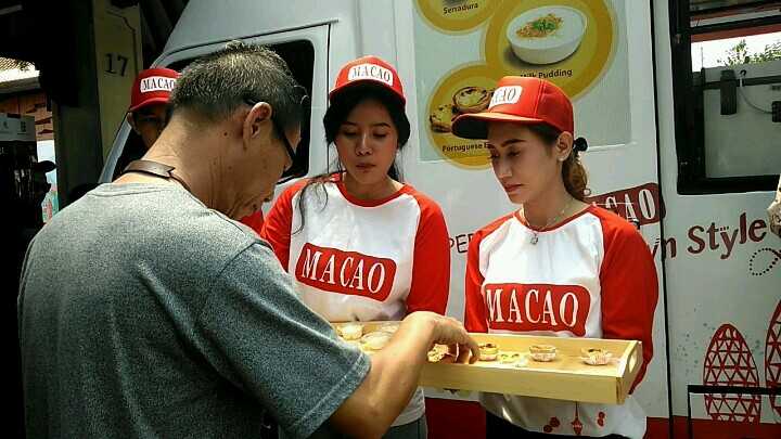 Seorang pengunjung memilih tiga panganan khas Macau yang dibagikan secara gratis di Bentara Budaya Jakarta (07/09). | Dok. Kompasiana