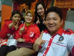 Syafrudin Budiman bersama anggota dan relawan PSI Jawa Timur. (Dok pribadi)