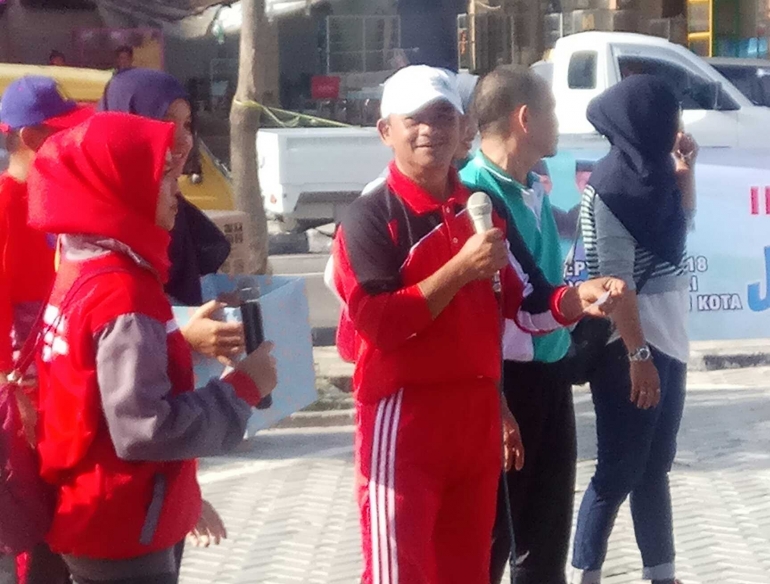 Wakil Bupati Bangka Rustamsyah mengundi dan mengumumkan pemenang hadiah jalan sehat Haornas (dokpri)