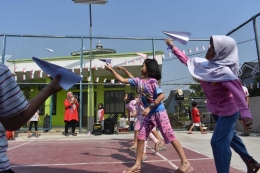Marsya dan Vira beserta anak-anak lainnya mengikuti lomba menerbangkan pesawat kertas dalam rangkaian perayaan HUT Ke-73 RI di Cluster Sutera Mansion, Pamulang, Tangerang Selatan, Sabtu, 18 Agustus 2018, pukul 16.00. FOTO oleh WINDARTO
