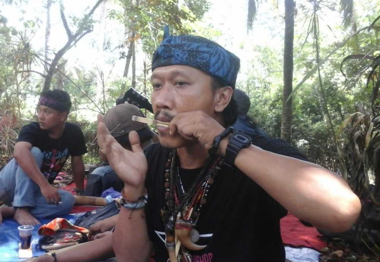 Mukhlis Ponco salah satu pendiri Workshop Karinding Nusantara. Foto Setiyo