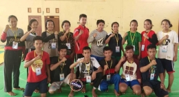 Pelatih Tinju Bantaeng (tengah belakang berseragam merah) bersama para atlet usai raih Runner-up POPDA SulSel 2018 di Makassar (09/09/2018)./dokpri